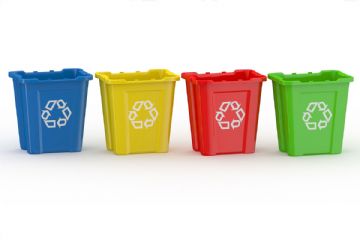 quattro contenitori di colori diversi con in simbolo del riciclo sulla parte frontale