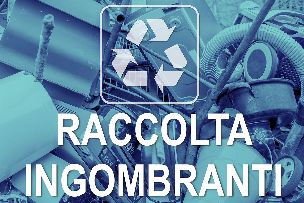 Simbolo riciclo e scritta Raccolta Ingombranti  in primo piano e sullo sfondo rifiuti ingombranti di vario genere