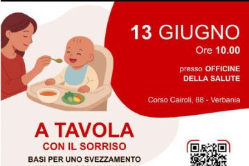 volantino con disegno mamma che imbocca bambino seduto su seggiolone