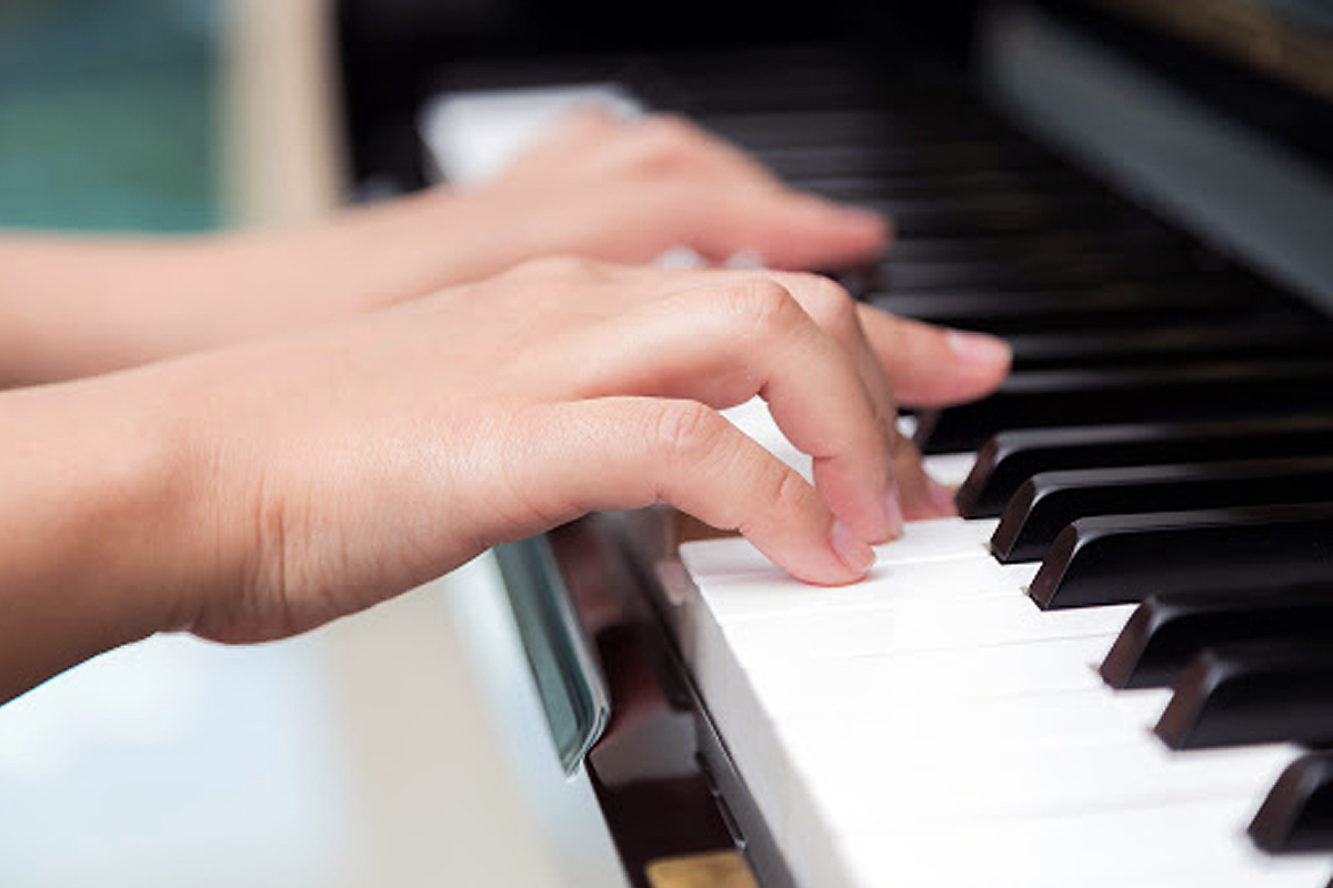 Foto di mani su tastiera del pianoforte