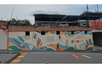 murale dipinto con tanti bambini che fanno ognuno uno sport diverso