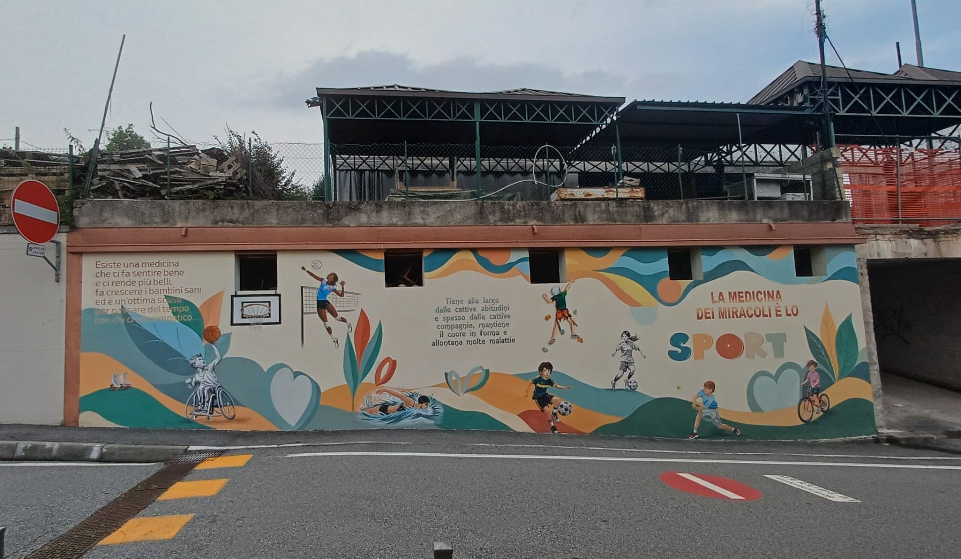 murale dipinto con tanti bambini che fanno ognuno uno sport diverso