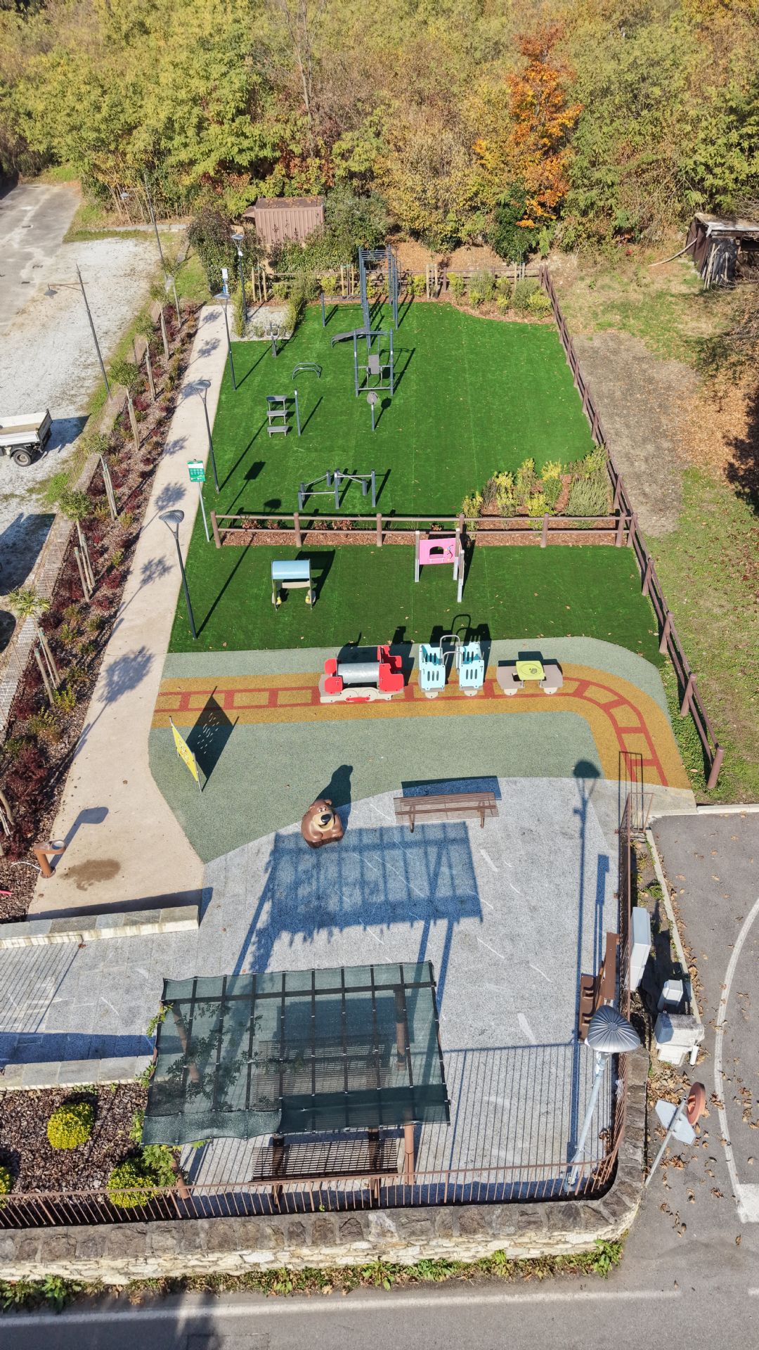 vista dall'alto dell'area parco giochi e area fitness