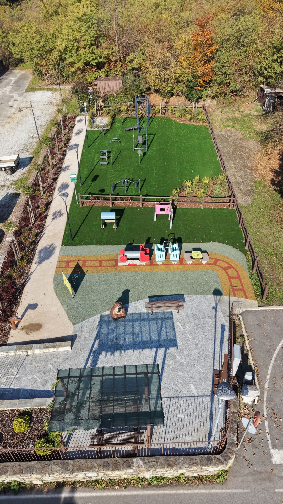 vista dall'alto dell'area parco giochi e area fitness