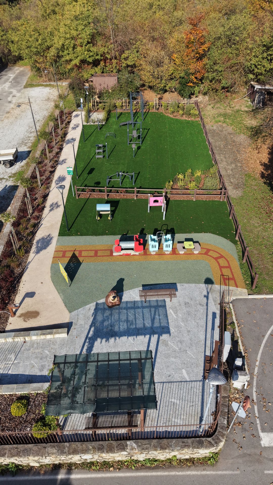 vista dall'alto dell'area parco giochi e area fitness