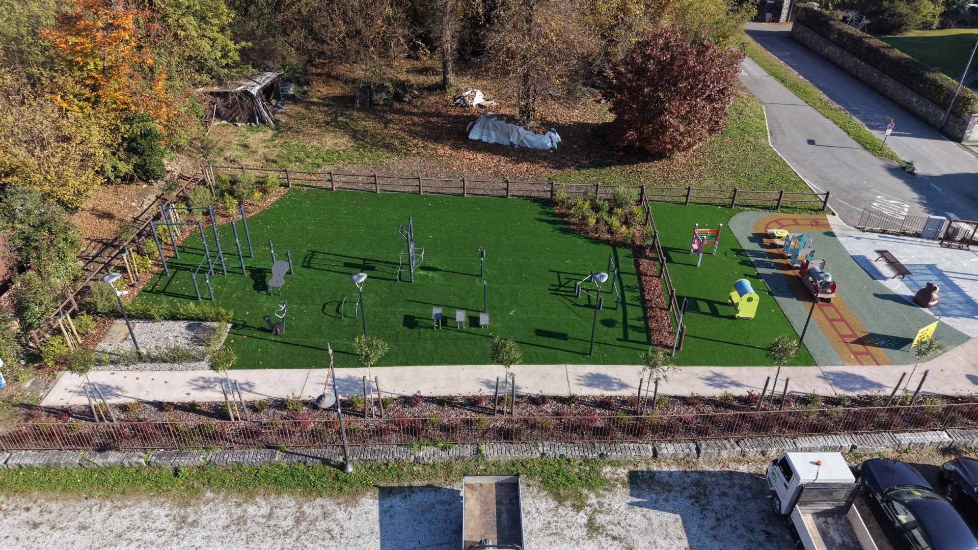 vista laterale dall'alto dell'area parco giochi e area fitness