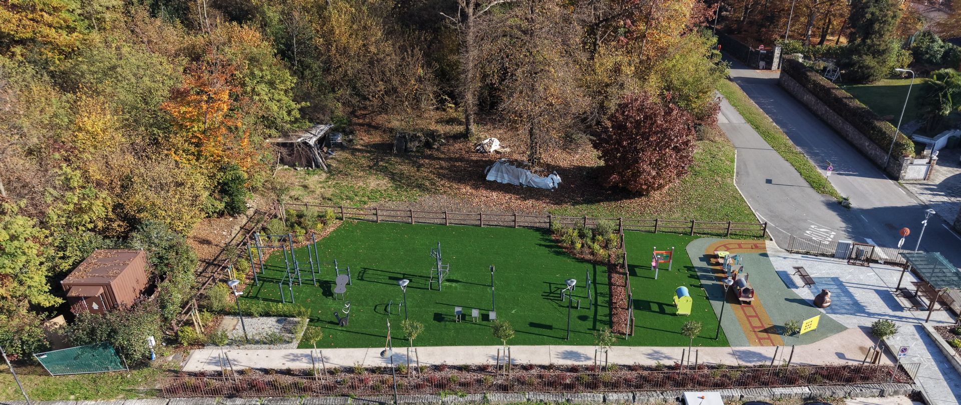 vista laterale e  dall'alto dell'area parco giochi e area fitness