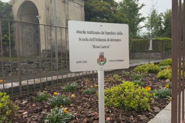 Aiuola con targa in alluminio