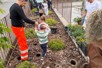 Bambini accompagnati a piantare